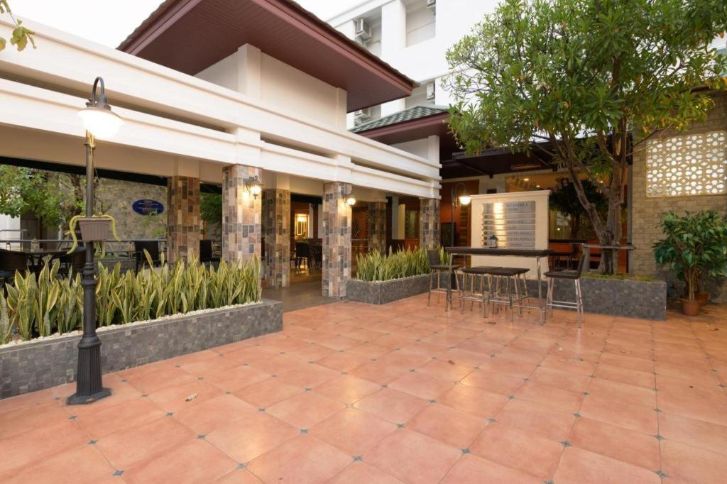 Nartsiri Hotel Убонратчатхани Экстерьер фото