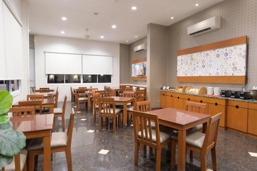 Nartsiri Hotel Убонратчатхани Экстерьер фото