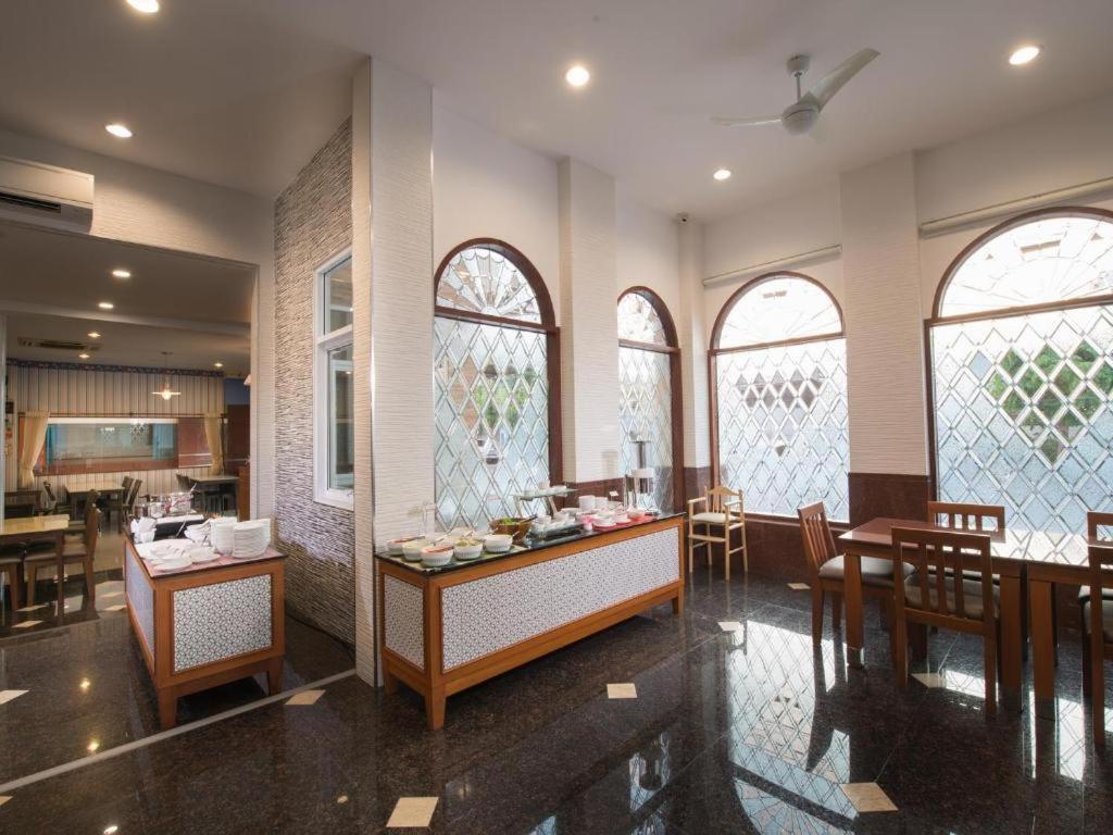 Nartsiri Hotel Убонратчатхани Экстерьер фото