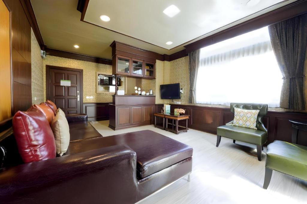 Nartsiri Hotel Убонратчатхани Экстерьер фото