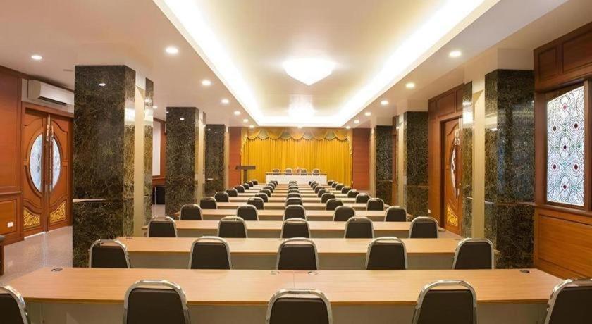 Nartsiri Hotel Убонратчатхани Экстерьер фото