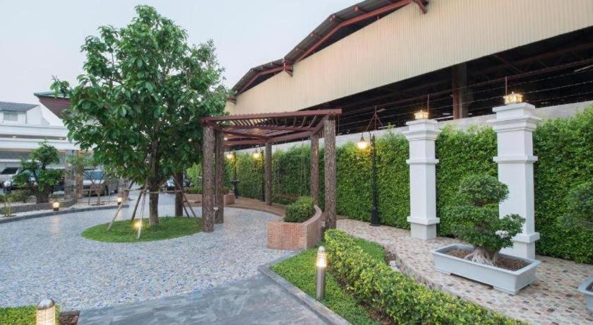 Nartsiri Hotel Убонратчатхани Экстерьер фото