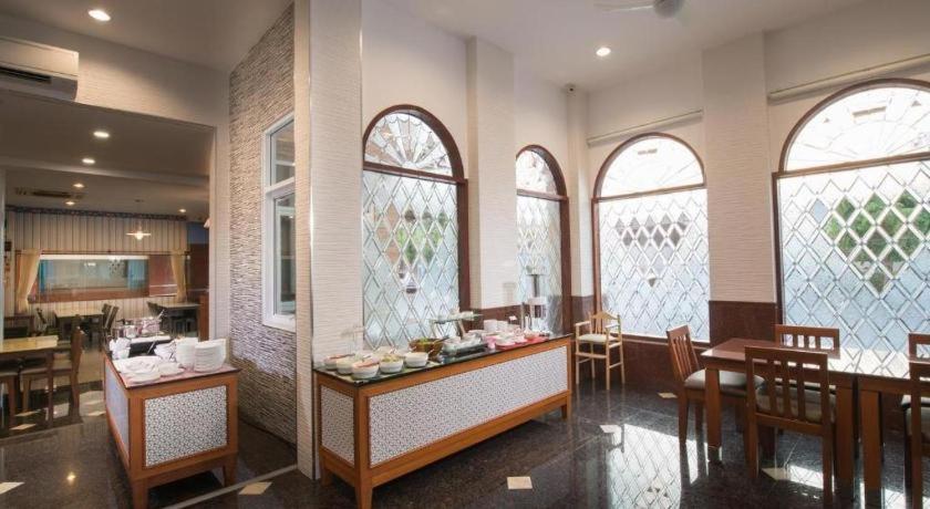 Nartsiri Hotel Убонратчатхани Экстерьер фото