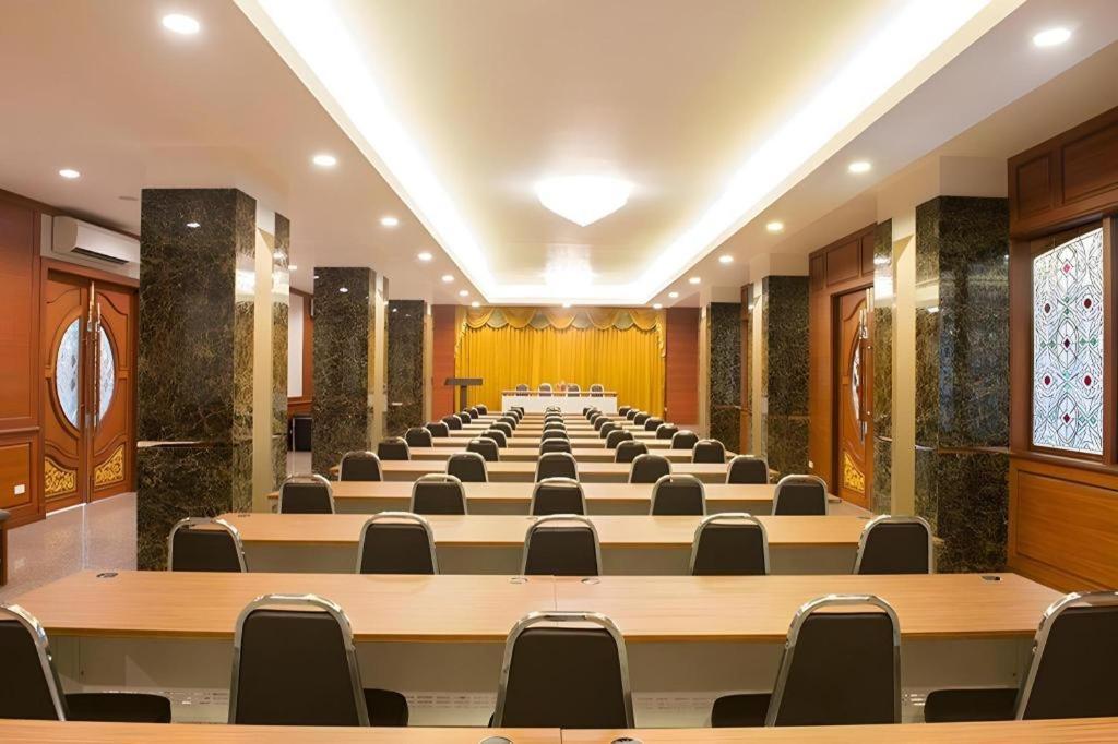 Nartsiri Hotel Убонратчатхани Экстерьер фото