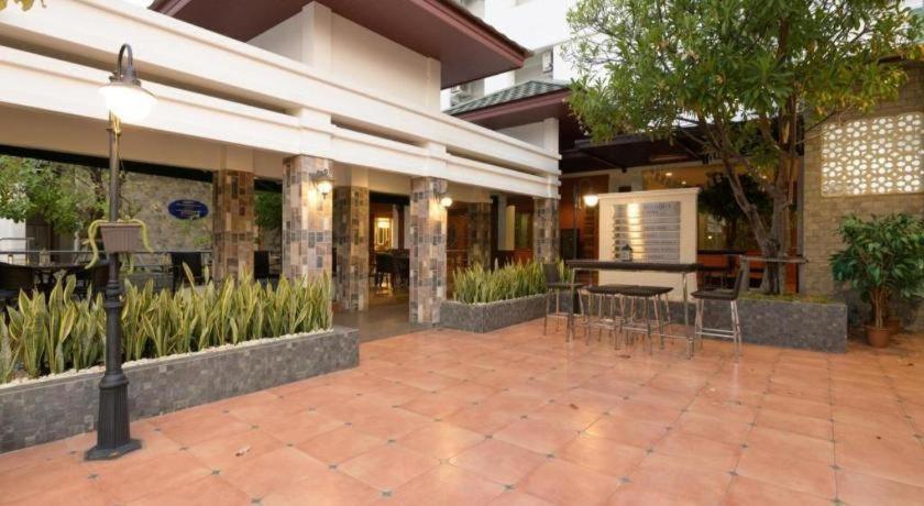 Nartsiri Hotel Убонратчатхани Экстерьер фото
