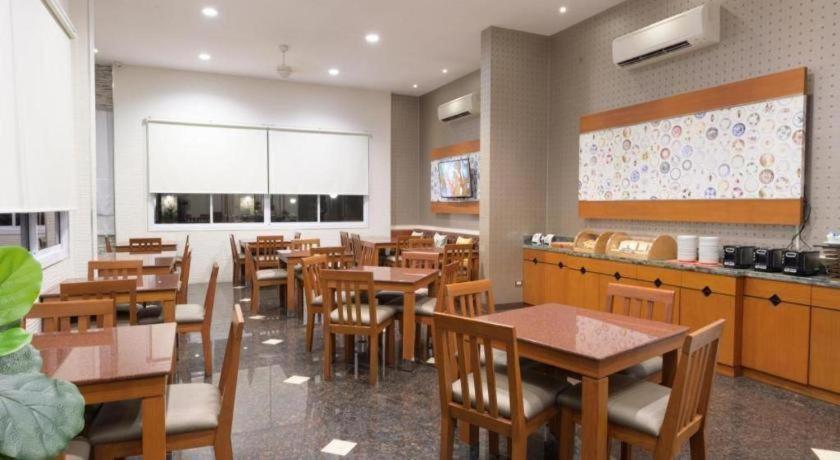 Nartsiri Hotel Убонратчатхани Экстерьер фото