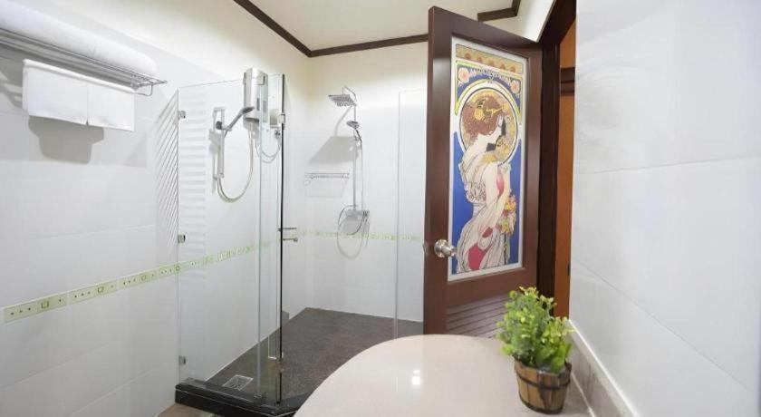 Nartsiri Hotel Убонратчатхани Экстерьер фото