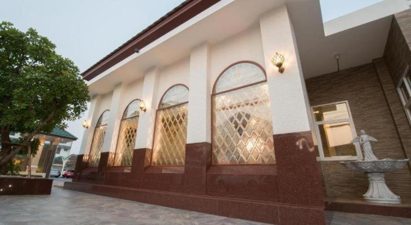 Nartsiri Hotel Убонратчатхани Экстерьер фото