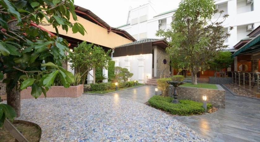 Nartsiri Hotel Убонратчатхани Экстерьер фото